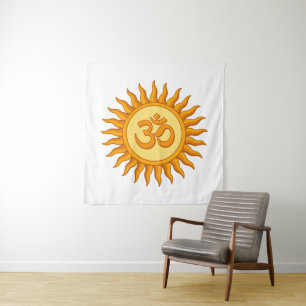 Tapiz Símbolo Om en diseño hindú espiritual de sol radia