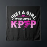 Tapiz Sólo un Chica que ama el corazón del dedo del K-Po<br><div class="desc">Sólo Un Chica Al Que Le Encanta El Diseño K-Pop. La cultura coreana está tomando a los estados por asalto. Para niños, chicas y todos los niños del kpop. Sea parte de la acción y ostente este diseño. Compañero perfecto para k-drama y relajación o para cantar tu música k-pop favorita....</div>