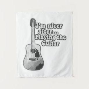 Tapiz Soy más amable después de tocar la guitarra. negro