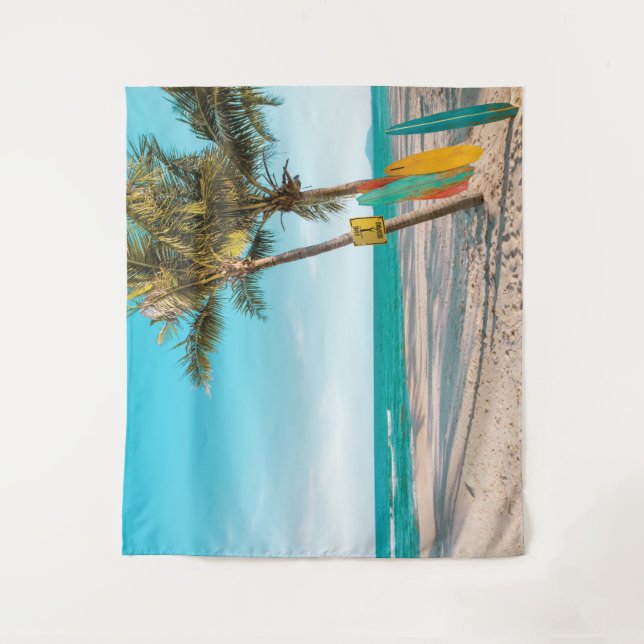 Tapiz Surf board en la playa tirando almohada (Anverso)