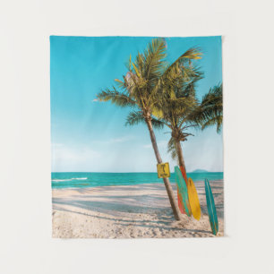 Tapiz Surf board en la playa tirando almohada