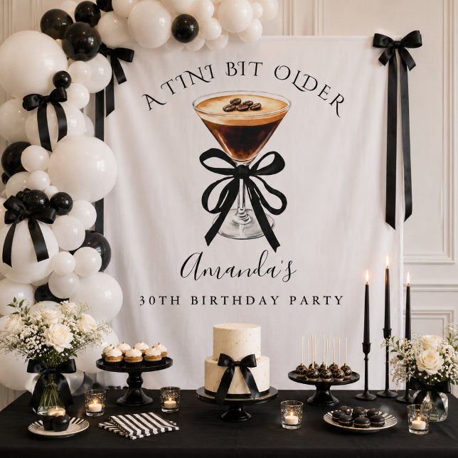 Tapiz Tini un poco mayor Fondo de cumpleaños de Espresso (A tini bit older Espresso Martini birthday party Backdrop)
