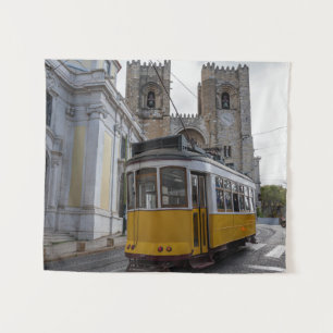 Tapiz Tranvía amarillo en la Catedral de Lisboa en Portu