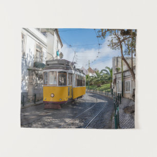 Tapiz Tranvía amarillo retro en la calle en Lisboa, Port