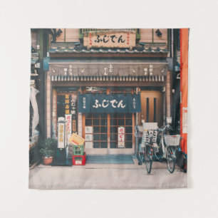 TAPIZ TRES BICICLETAS ESTACIONADAS FRENTE AL EDIFICIO