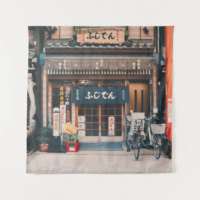 TAPIZ TRES BICICLETAS ESTACIONADAS FRENTE AL EDIFICIO (Anverso)