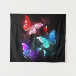 Tapiz Tres mariposas brillantes en el fondo nocturno