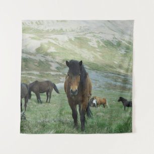 TAPIZ UN GRUPO DE CABALLOS EN UNA PASTURA DE MONTAÑA