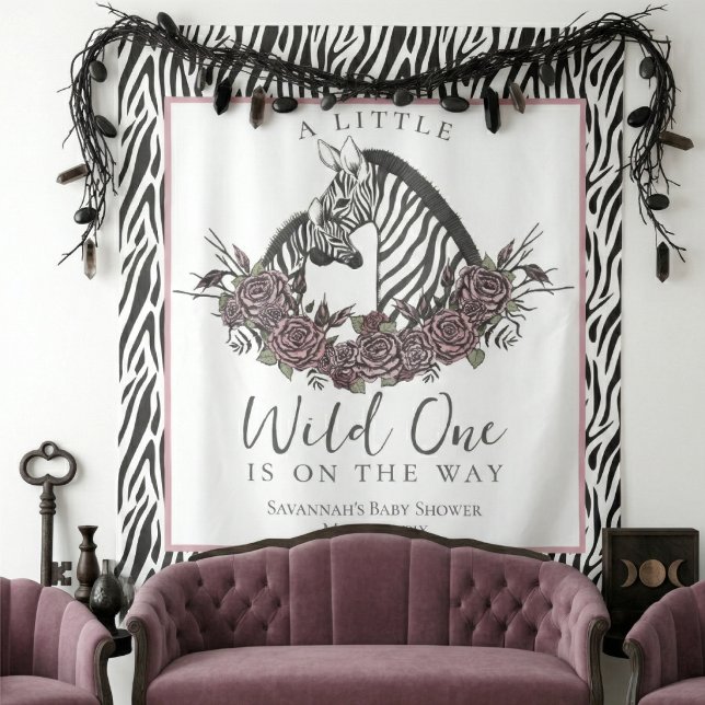 Tapiz Un pequeño fondo de estampado de cebra salvaje par (Little Wild One Backdrop for Zebra Safari Baby Shower for Her. Black and White Zebra Stripes & Pink)