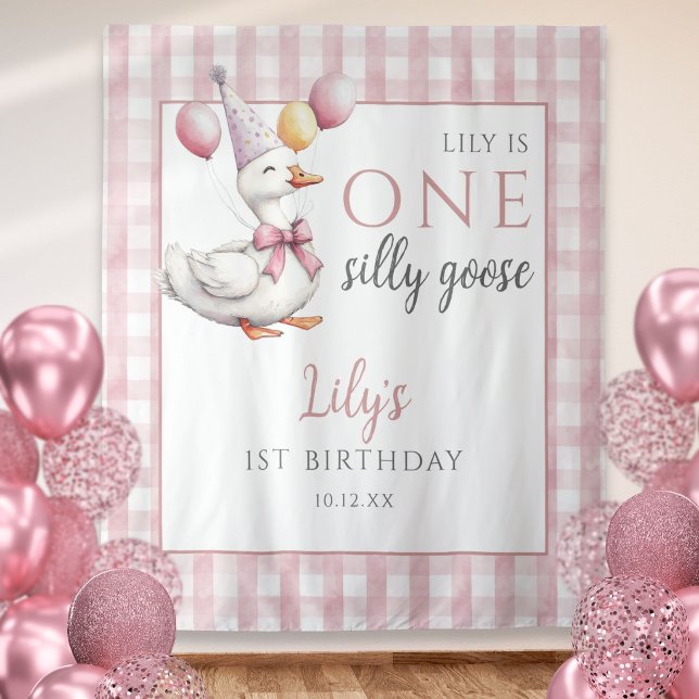 Tapiz Un Telón de Cumpleaños Rosa de Ganso Tonto (One Silly Goose Pink Birthday Photo Backdrop)