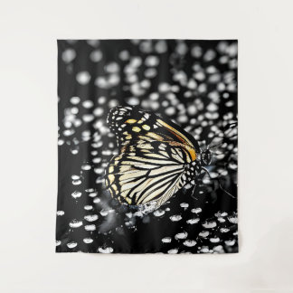 Tapiz Una delicada mariposa con gotas de rocío