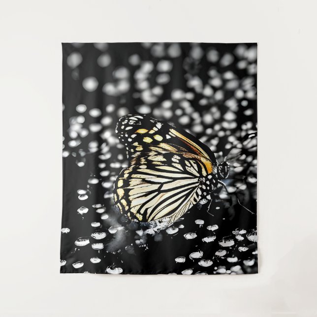 Tapiz Una delicada mariposa con gotas de rocío (Anverso)