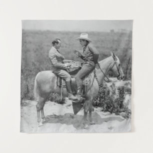 Tapiz Vaquero y empresario jugando damas a caballo