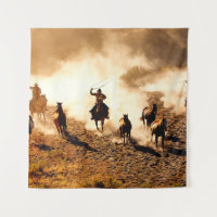 Vaqueros persiguiendo caballos marchitos. rodadura