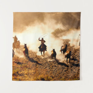Tapiz Vaqueros persiguiendo caballos marchitos. rodadura