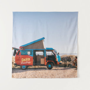 Tapiz Vehículo rojo y azul junto al hombre