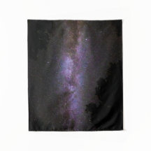 Vía láctea con silueta de árboles