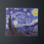 Tapiz Vincent Van Gogh Starry Night Vintage Bella Artes<br><div class="desc">Vincent van Gogh Starry Night Bella Artes Painting Starry Night es un cuadro del artista holandés post-impresionista Vincent van Gogh. El cielo azul nocturno está lleno de nubes, estrellas y una luna creciente brillante. La noche estrellada es la única noche de la serie de vistas desde la ventana de su...</div>