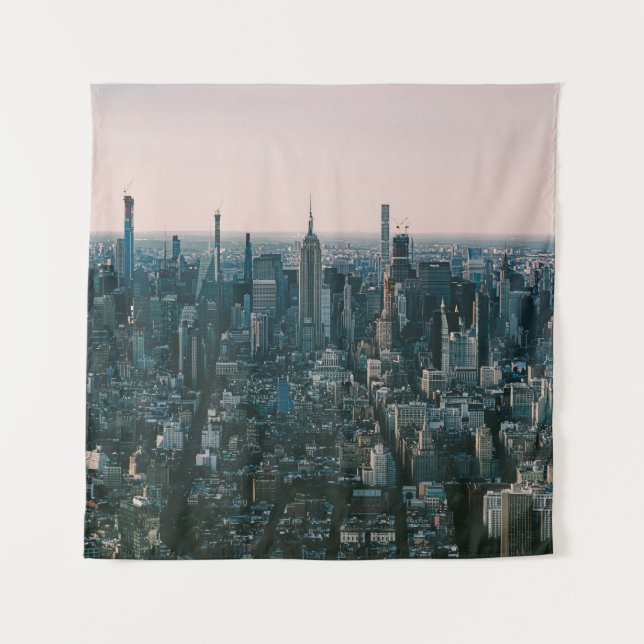 TAPIZ VISTA AÉREA DE LOS EDIFICIOS DE LA CIUDAD DURANTE  (Anverso)