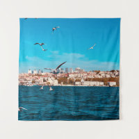 Vista de Estambul con gaviotas en un cálido día so