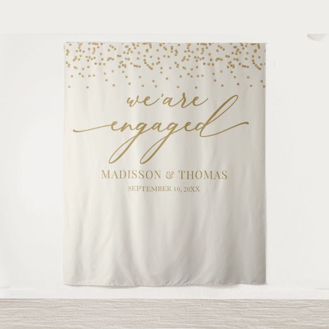 Tapiz We are Engaged cream glitter gold backdrop (Anverso)