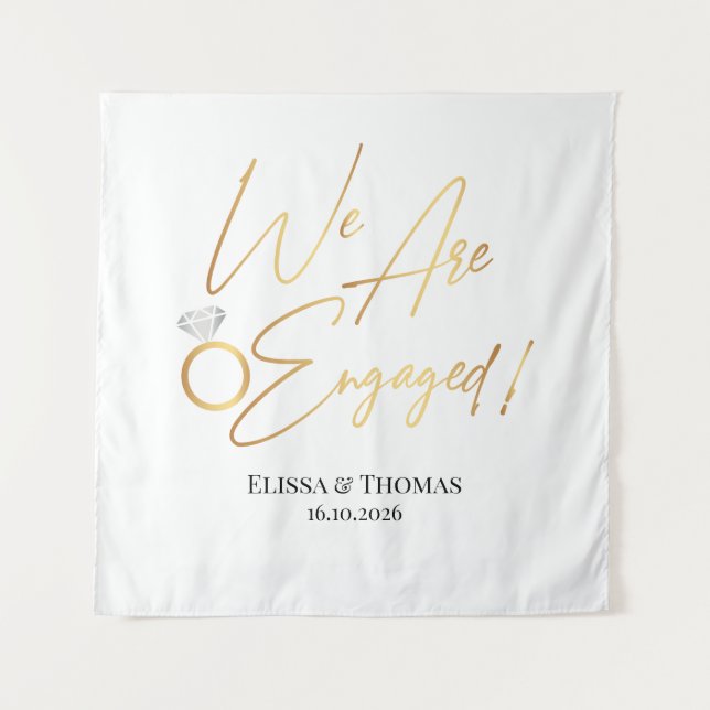 Tapiz We Are Engaged! Gold Backdrop (Anverso)
