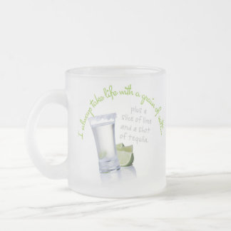 Tardo siempre vida con una taza del grano de sal