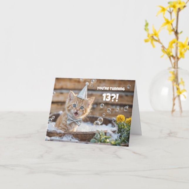 Tarjeta 13th Birthday Cute and Funny Kitty in Bath Custom (flor amarilla)