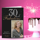 Tarjeta 30 y fabulosa foto elegante del cumpleaños negro<br><div class="desc">30 y Fabulosa tarjeta de felicitación de fotos de cumpleaños Black Happy Modern and Elegant. El diseño tiene una tipografía moderna 30 y Fabulous,  Happy cumpleaños text and name - personalizar la tarjeta. Inserte su foto en la plantilla y haga su propia tarjeta especial de felicitación de cumpleaños.</div>