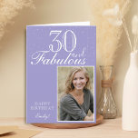 Tarjeta 30 y Fabulous Elegant Birthday Photo<br><div class="desc">30 y Fabulous Elegant Birthday Photo Card. El diseño tiene una tipografía moderna 30 y Fabulous,  Happy cumpleaños text and name - personalizar la tarjeta. Inserte su foto en la plantilla y haga su propia tarjeta especial de felicitación de cumpleaños.</div>