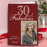 Tarjeta 30 y Fabulous Elegant Red Birthday Photo<br><div class="desc">30 y Fabulosa tarjeta de felicitación de fotos de cumpleaños estilo moderno y elegante. El diseño tiene una tipografía moderna 30 y Fabulous,  Happy cumpleaños text and name - personalizar la tarjeta. Inserte su foto en la plantilla y haga su propia tarjeta especial de felicitación de cumpleaños.</div>