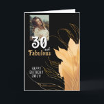 Tarjeta 30 y Fabulous Gold Foliage 30th Birthday Photo<br><div class="desc">Elegante tarjeta fotográfica de 30 años y fabulosa Foliage de 30 años. 30 y texto fabuloso en escritura blanca a la moda con un nombre y follaje dorado sobre un fondo negro. Personalízalo con tu foto,  tu nombre y la edad. Agrega tu texto dentro de la tarjeta o borra.</div>