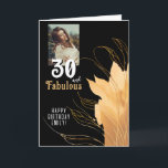 Tarjeta 30 y Fabulous Gold Foliage 30th Birthday Photo<br><div class="desc">Elegante tarjeta fotográfica de 30 años y fabulosa Foliage de 30 años. 30 y texto fabuloso en escritura blanca a la moda con un nombre y follaje dorado sobre un fondo negro. Personalízalo con tu foto,  tu nombre y la edad. Agrega tu texto dentro de la tarjeta o borra.</div>