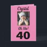 Tarjeta 40.º Oh No! Chica Grumpy Funny Birthday<br><div class="desc">Celebra su 40 cumpleaños con una carta divertida y caprichosa. El moderno diseño rosa, negro y blanco le dará una sonrisa en la cara para ver al divertido y gruñón chica y "¡oh no!" verso. Abra la tarjeta para leer el sentimiento de celebración y los mejores deseos de un día...</div>