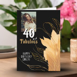 Tarjeta 40 y Fabulous Gold Foliage 40th Birthday Photo<br><div class="desc">Elegante 40 y Fabulosa Foliage 40th Birthday Photo Card. 40 y texto fabuloso en escritura blanca a la moda con un nombre y follaje dorado sobre un fondo negro. Personalízalo con tu foto,  tu nombre y la edad. Agrega tu texto dentro de la tarjeta o borra.</div>