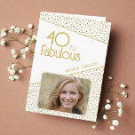 Tarjeta 40 y Fabulous Gold Purpurina Photo 40th Birthday<br><div class="desc">40 y Fabulous Gold Purpurina Photo 40th Birthday Card. Tarjeta de cumpleaños moderna con tipografía de moda y falsos puntos purpurinas de oro. El diseño tiene una foto y un nombre personalizado. Puede cambiar o borrar el texto dentro. Haz una tarjeta personalizada de cumpleaños número 40 para ella.</div>
