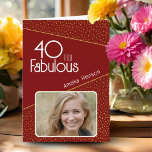 Tarjeta 40 y Fabulous Gold Purpurina Photo 40th Birthday<br><div class="desc">Red 40 y Fabulous Gold Purpurina Photo 40th Birthday Card. Tarjeta de cumpleaños moderna con tipografía de moda y falsos puntos purpurinas de oro. El diseño tiene una foto y un nombre personalizado. Puede cambiar o borrar el texto dentro. Haz una tarjeta personalizada de cumpleaños número 40 para ella.</div>
