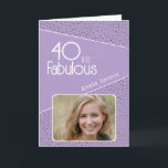 Tarjeta 40 y Fabulous Purpurina Photo 40th Birthday<br><div class="desc">40 y Fabulous Purpurina Photo 40th Birthday Card. Tarjeta de cumpleaños moderna con tipografía de moda y falsos puntos purpurinas. El diseño tiene una foto y un nombre personalizado. Puede cambiar o borrar el texto dentro. Haz una tarjeta personalizada de cumpleaños número 40 para ella.</div>