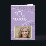 Tarjeta 40 y Fabulous Purpurina Photo 40th Birthday<br><div class="desc">40 y Fabulous Purpurina Photo 40th Birthday Card. Tarjeta de cumpleaños moderna con tipografía de moda y falsos puntos purpurinas. El diseño tiene una foto y un nombre personalizado. Puede cambiar o borrar el texto dentro. Haz una tarjeta personalizada de cumpleaños número 40 para ella.</div>