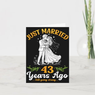Tarjeta 43 años atrás casados yendo fuerte aniversario