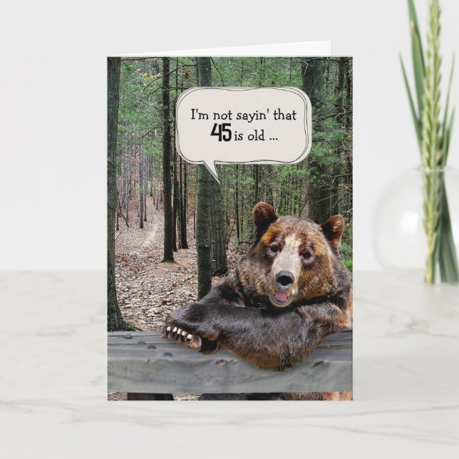 Tarjeta 45.º oso de cumpleaños en un bosque (Anverso)