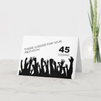 45° cumpleaños con multitud de personas animadas.