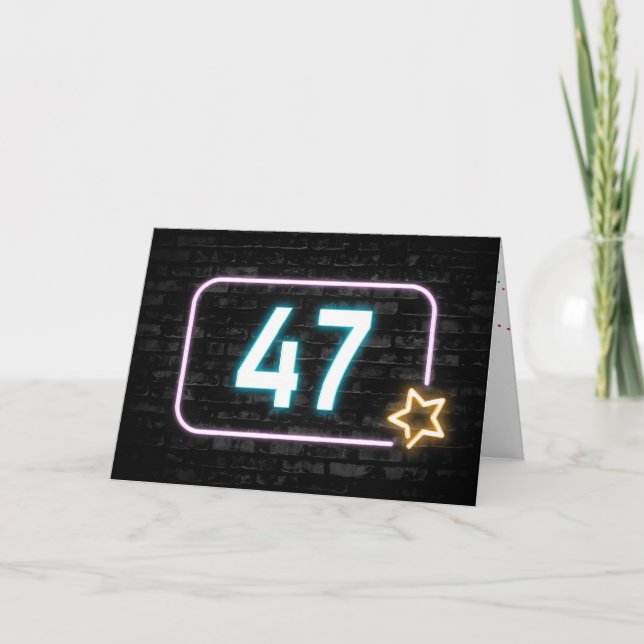 Tarjeta 47.º cumpleaños Rótulo Neón en la pared de ladrill (Anverso)