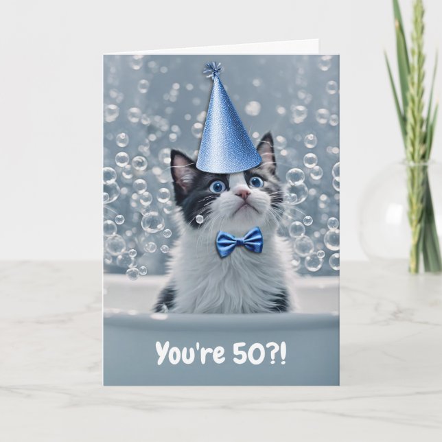 Tarjeta 50.º cumpleaños con un gato lindo en el baño (Anverso)