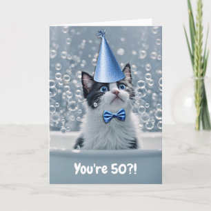 Tarjeta 50.º cumpleaños con un gato lindo en el baño