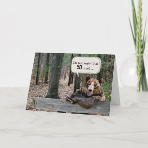 Tarjeta 50.º oso de cumpleaños en un bosque