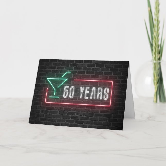 Tarjeta 50.º Rótulo neón de cumpleaños en ladrillo (Anverso)