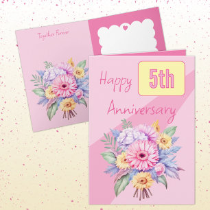 Tarjeta 5.º aniversario flores gerbera rosadas
