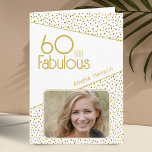 Tarjeta 60 y Fabulous Gold Purpurina Photo 60th Birthday<br><div class="desc">60 y Fabulous Gold Purpurina Photo 60th Birthday Card. Tarjeta de cumpleaños moderna con tipografía de moda y falsos puntos purpurinas de oro. El diseño tiene una foto y un nombre personalizado. Puede cambiar o borrar el texto dentro. Haz una tarjeta personalizada de cumpleaños número 60 para ella.</div>