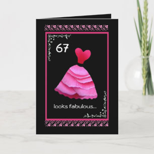 Tarjeta 67.º fabuloso cumpleaños con vestido rosa